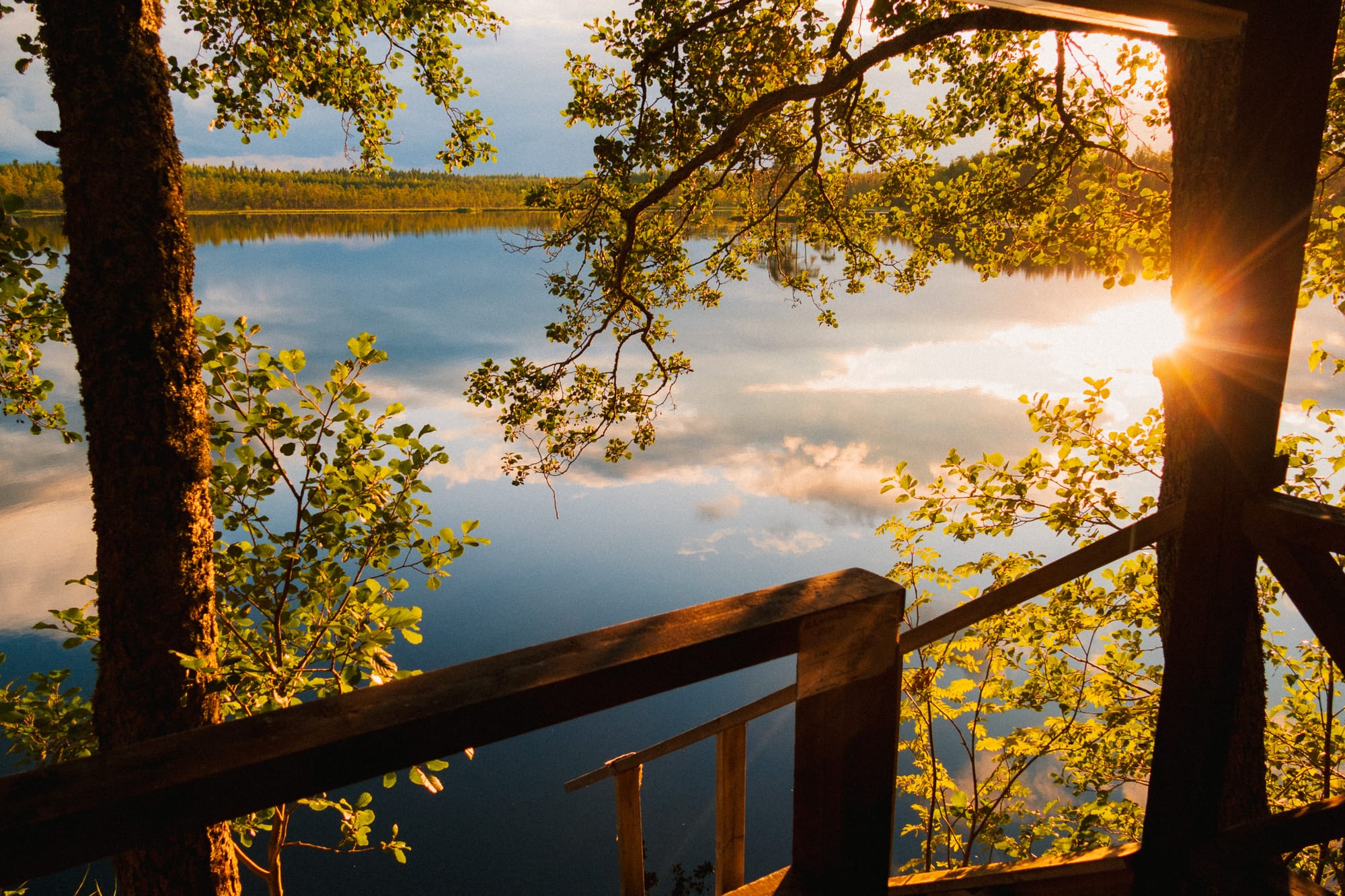 Treppe führt zu einem See im Abendlicht
