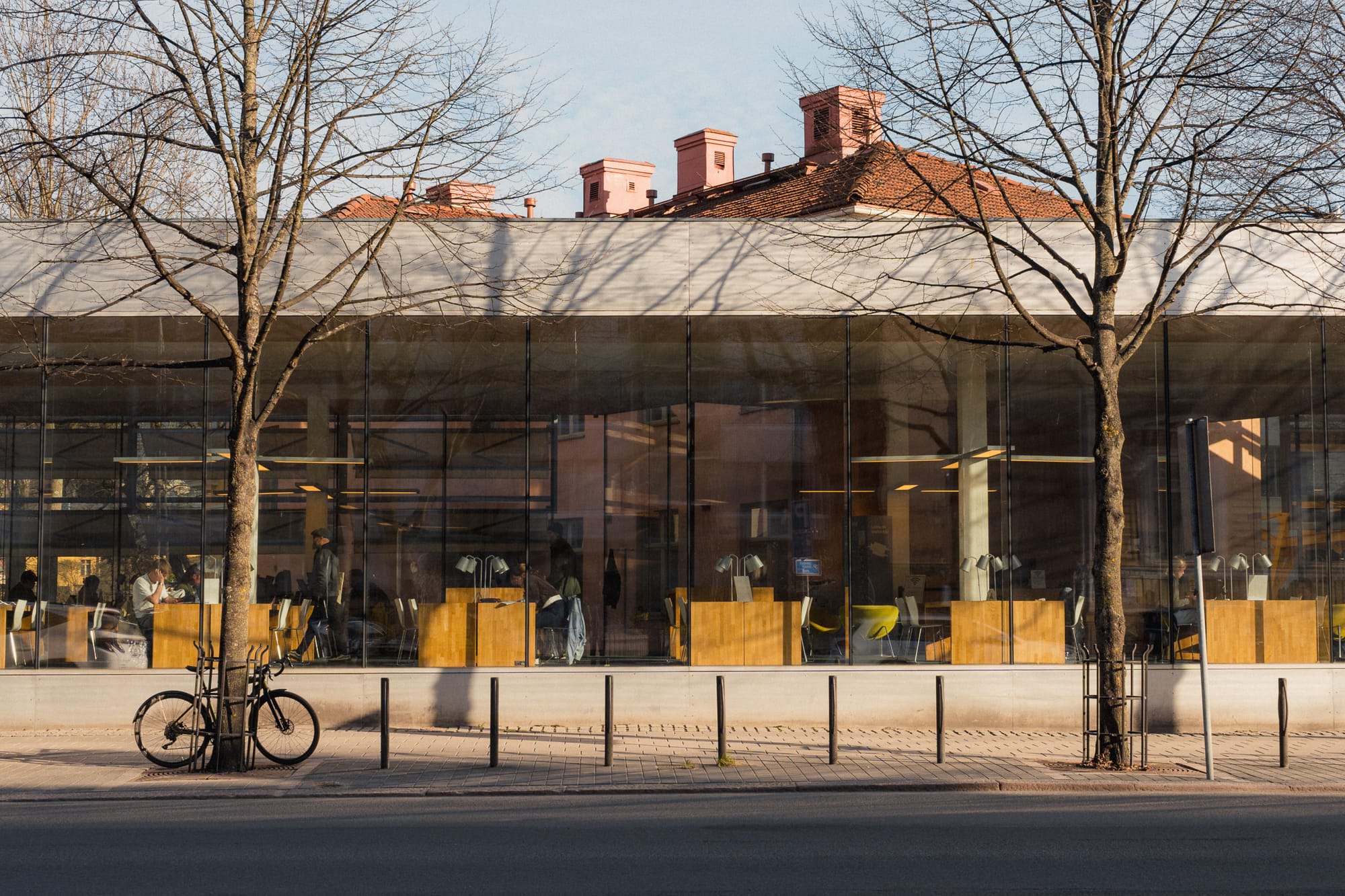 Glasfenster des modernen Anbaus der Bibliothek Turku