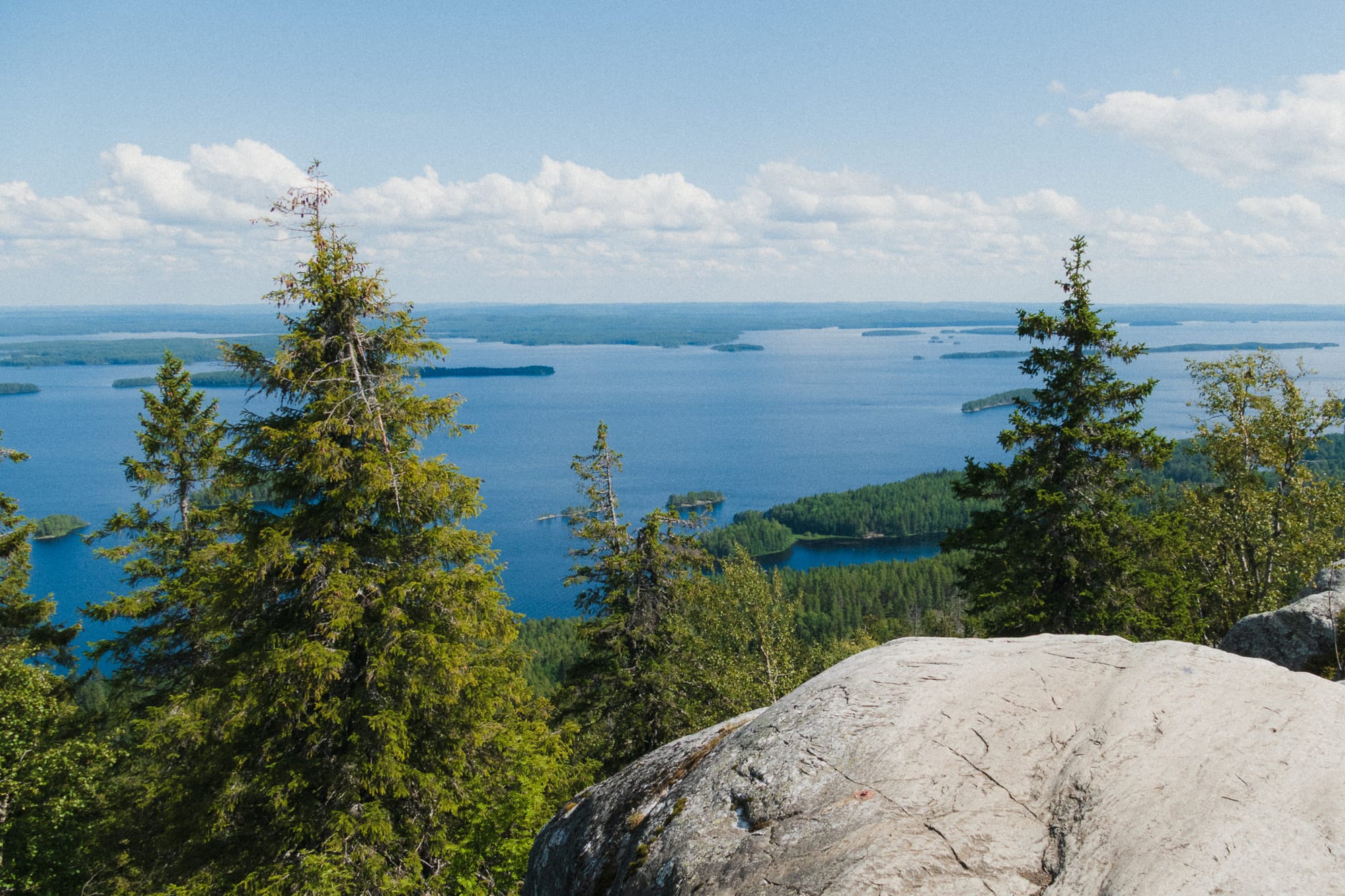 Aussicht vom Fels auf einen See