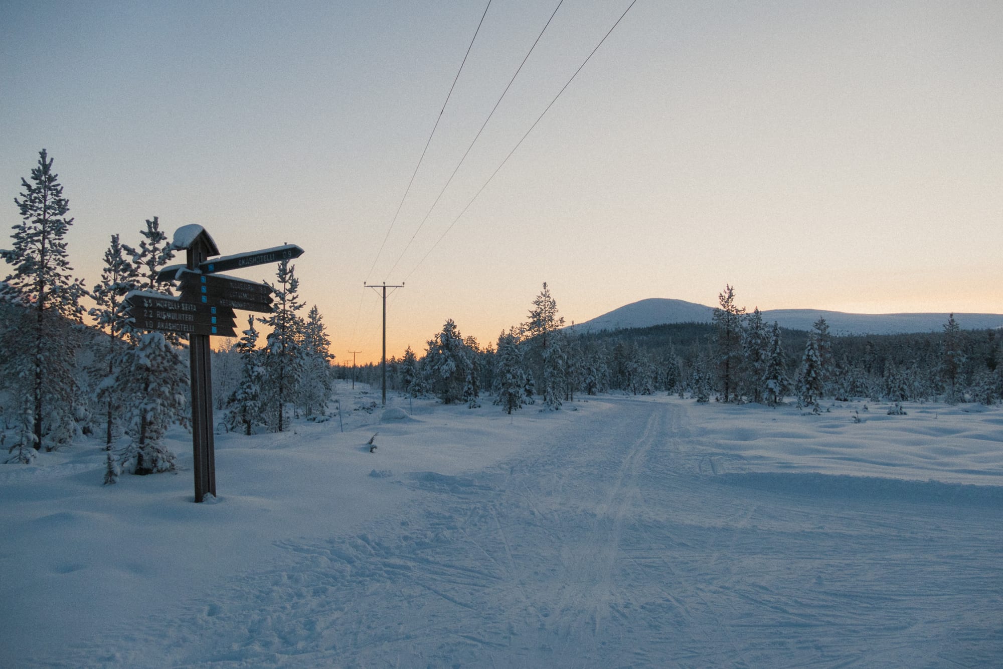 Schneebedeckte Landschaft mit Berg im Hintergrund