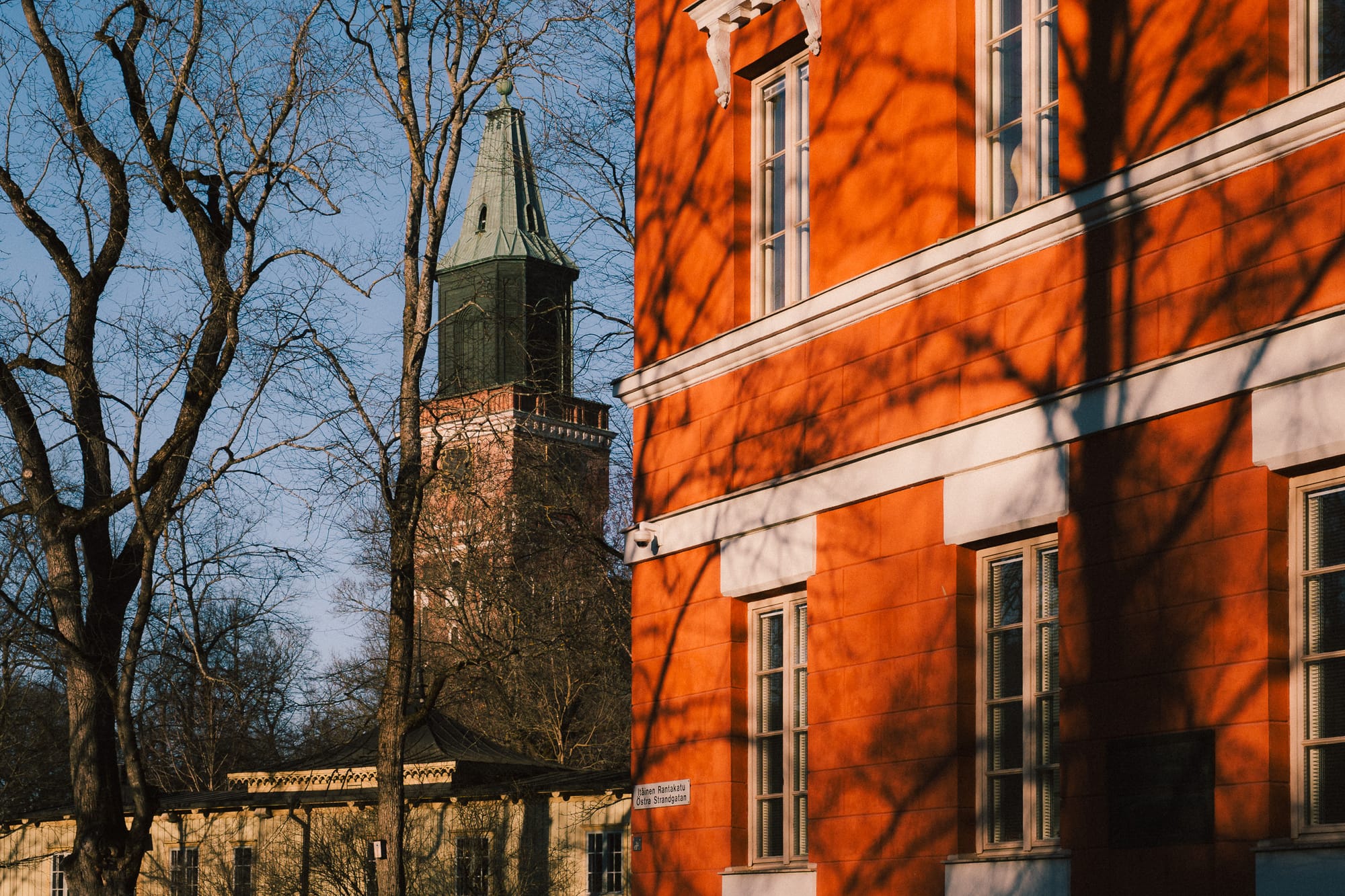 Rotes Gebäude der Katedralskolan und im Hintergrund der Dom von Turku