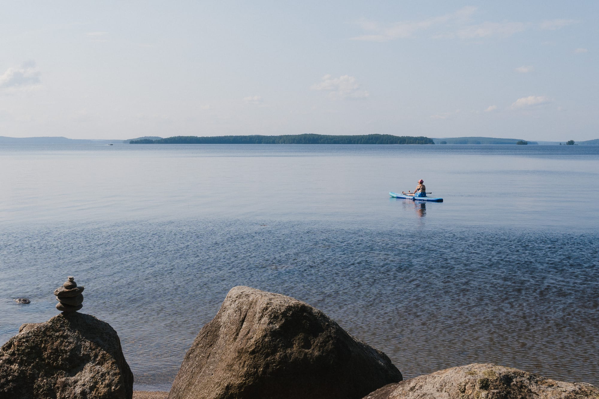 Frau paddelt auf einem See