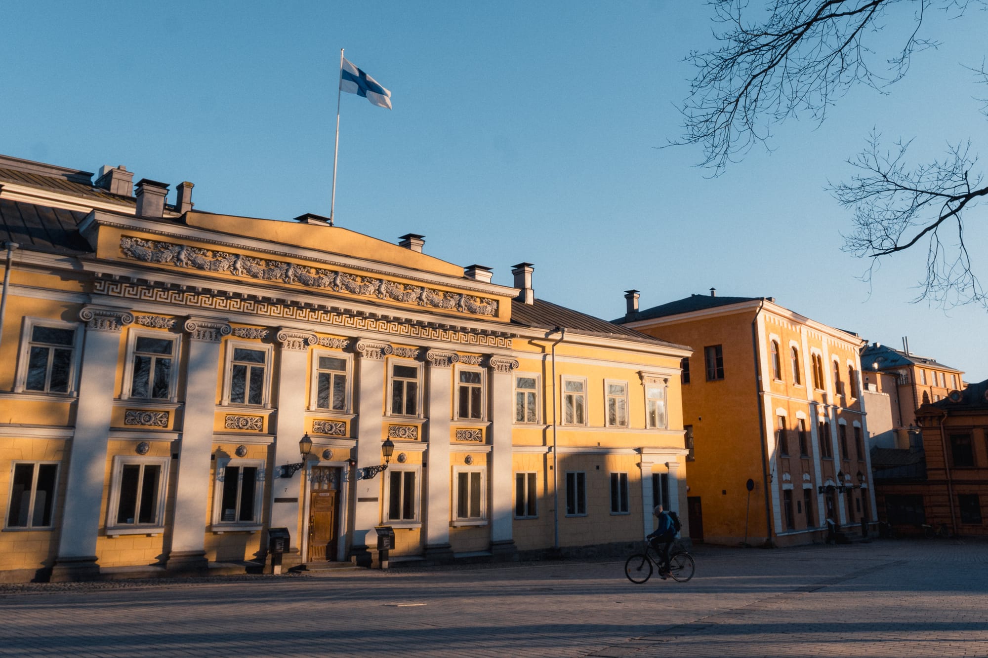 Haus mit finnischer Flagge am Vanha Suurtori in Turku