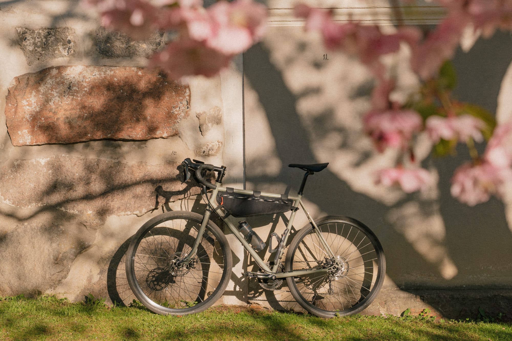 Gravelbike an Hauswand