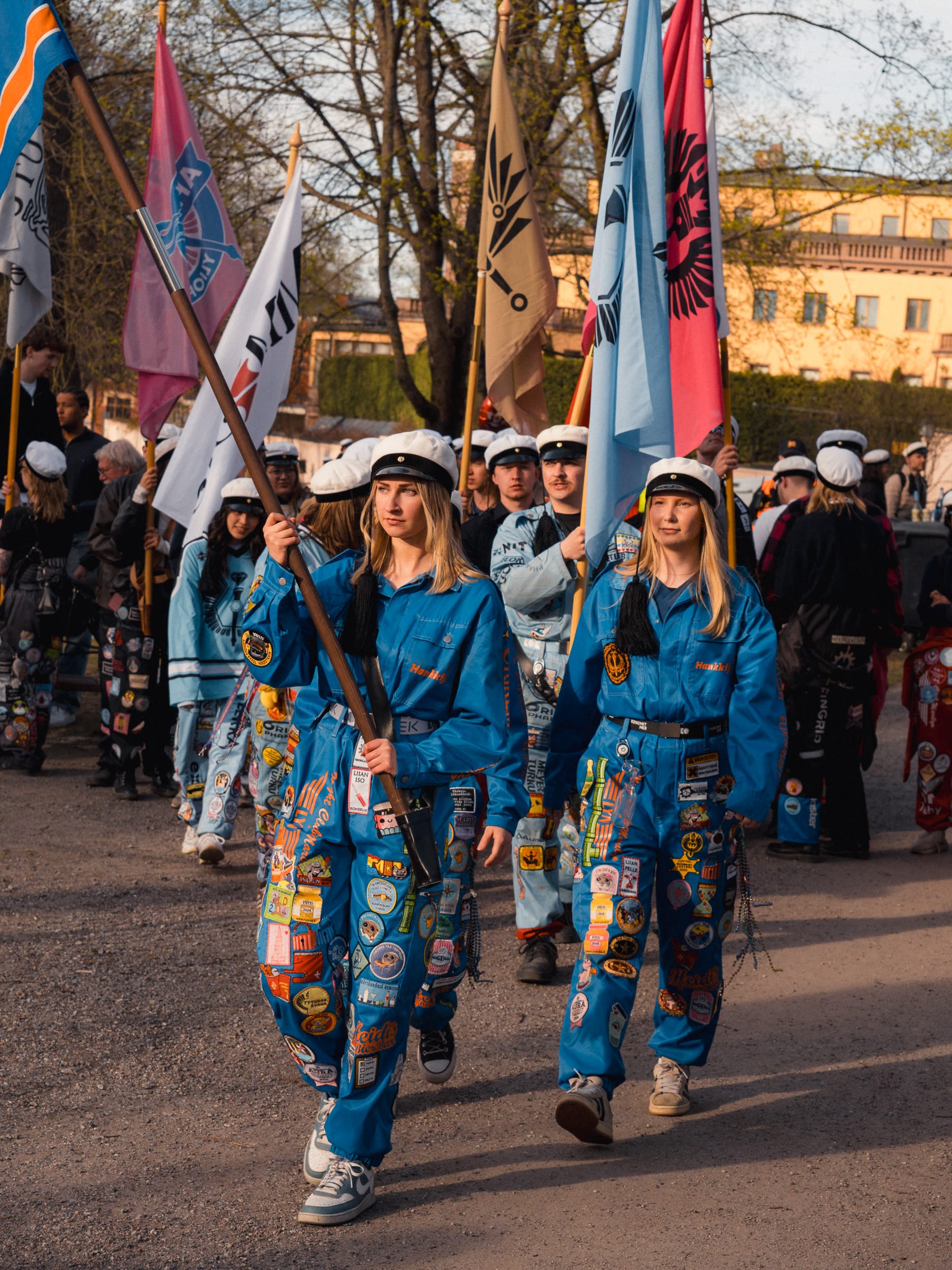 Studierende mit Overalls und Fahnen