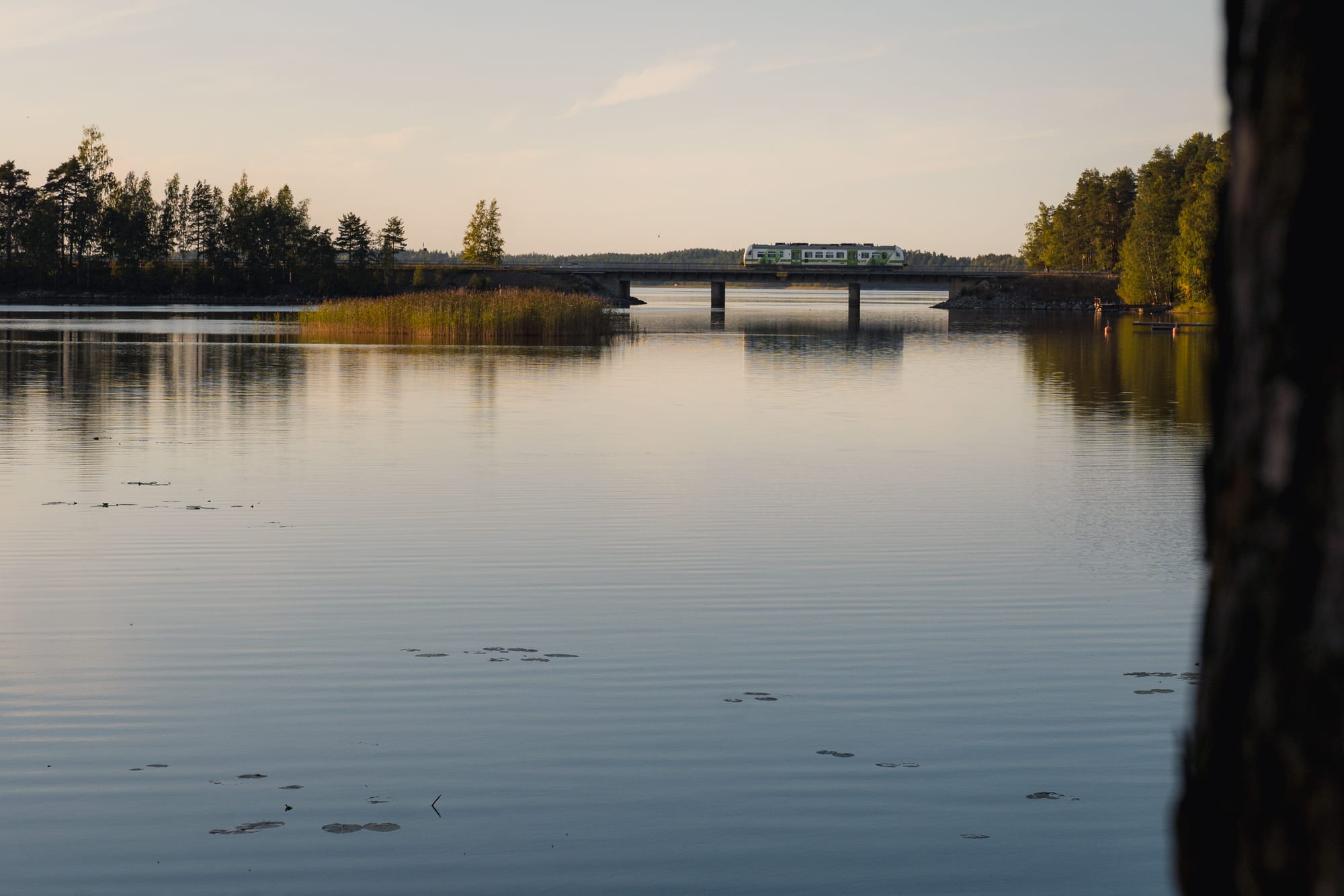 Kleiner Schienenbus auf einer Brücke
