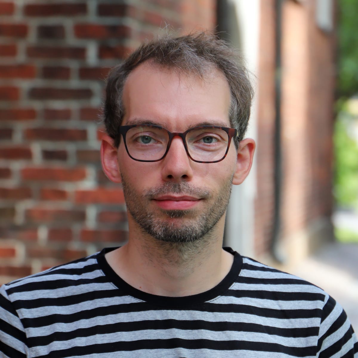 Foto von mir, ein Dude mit Dreitagebart, Brille und Streifenshirt