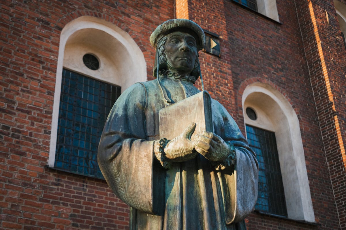 Statue von Mikael Agricola am Dom von Turku