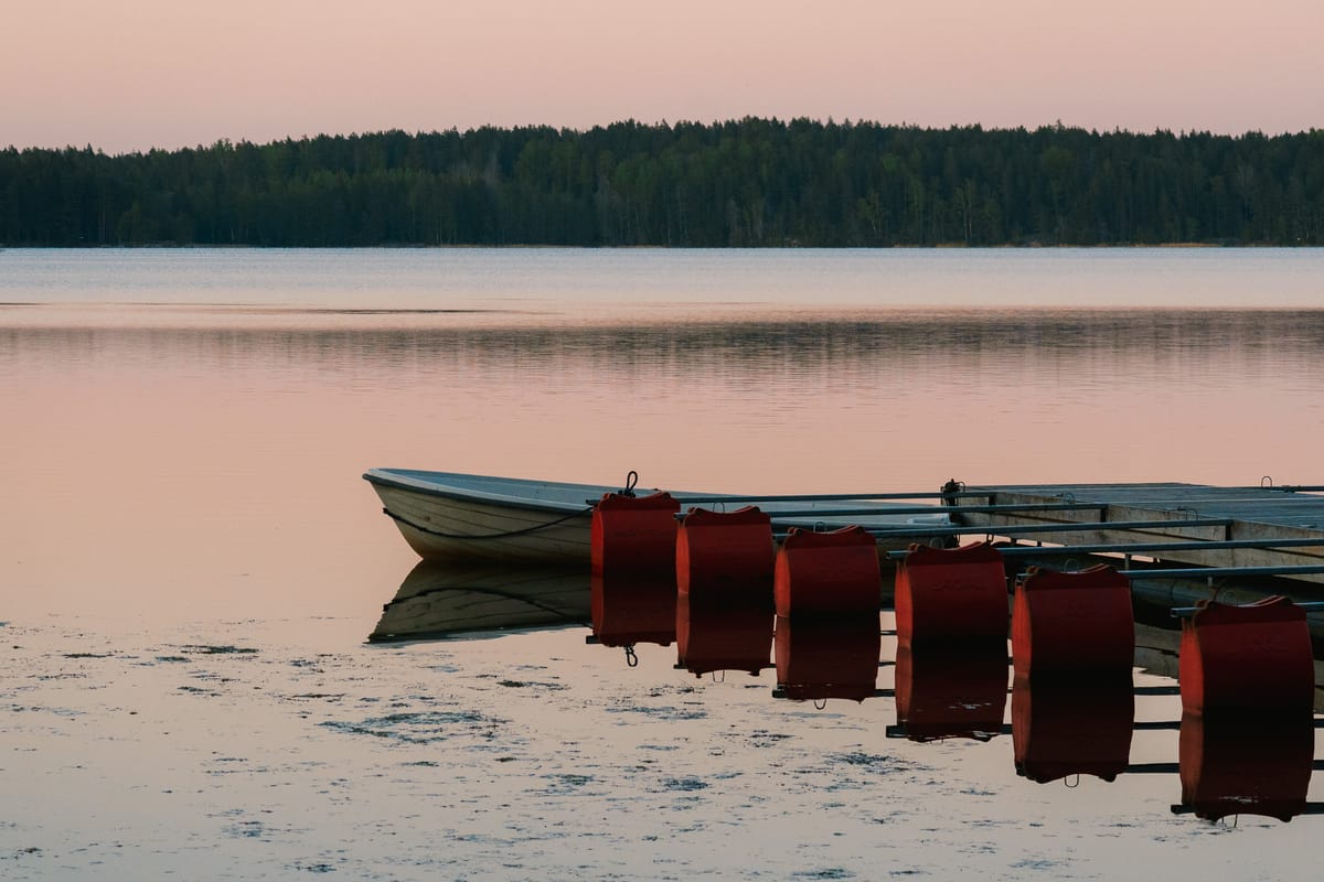 Boot an einem See im Abendlicht